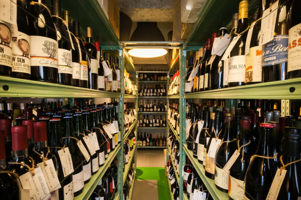 [FUJIMARU]还附有一家葡萄酒商店。餐厅的酒窖兼作商店，因此您可以购买葡萄酒带回家或在餐厅饮用。您可以自己选择，也可以与他人一起选择。你可以交给工作人员。从 1000 多种葡萄酒中进行选择，以满足您的美食和喜好！ *如果在店内饮用，需支付1,980日元/瓶的“开瓶费”。
