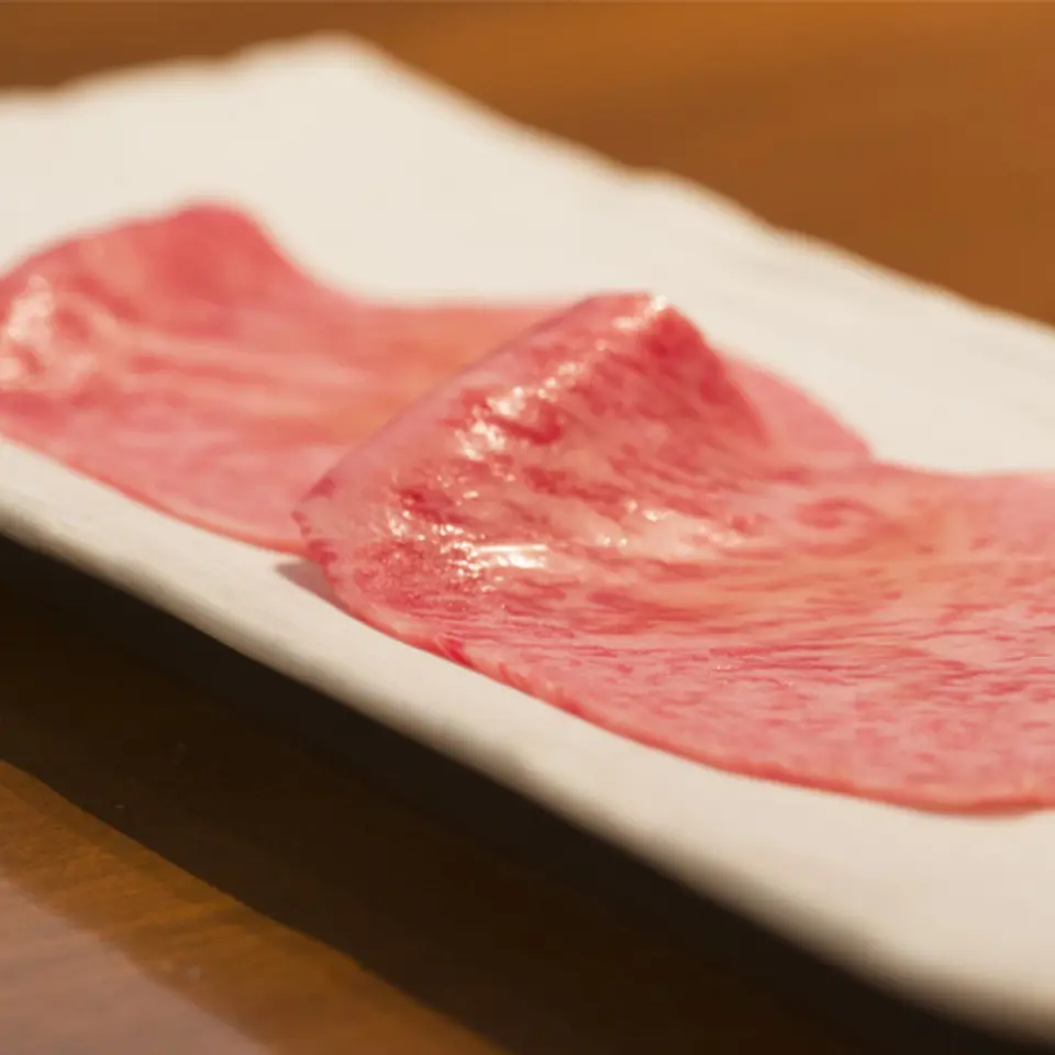 「Seisui」是該品牌的第三家商店，繼承了南青山名店「Yoroniku」的DNA。您還可以在這裡品嚐著名的“絲綢玫瑰”。顧名思義，工作人員烤的肉切得薄如絲，有細膩的大理石花紋，肉的香味瀰漫在口腔中，營造出幸福的時刻。不僅在套餐菜單中，而且在單點菜單中，您都可以以合理的價格享用優質的肉類。