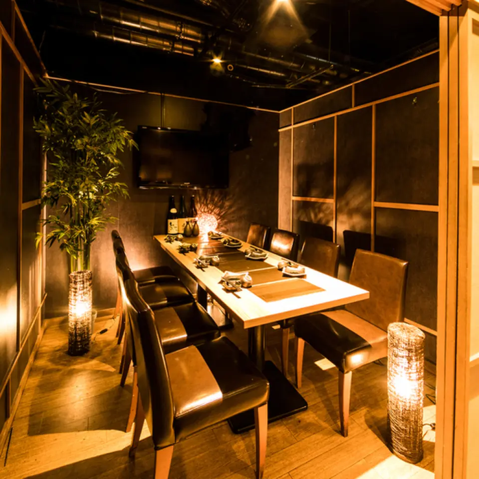 It's very conveniently located right next to Shinjuku Station. We have many fully private rooms separated by doors. The restaurant has a calming Japanese atmosphere and is equipped with a variety of private rooms of various sizes for 2 people to large groups. We have private rooms that are perfect for regular banquets, as well as birthdays, anniversaries, girls' nights, drinking parties, and other types of banquets. Please enjoy our proud dishes in a relaxed atmosphere.