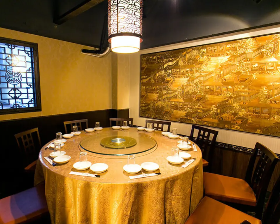 Enjoy delicious food at a round table, a style unique to Chinese cuisine. We have round tables that can accommodate up to 8 people. Come and spend a relaxing time with your family, friends, or coworkers. We recommend a course meal at the round table. We also have a 2-hour all-you-can-drink course.