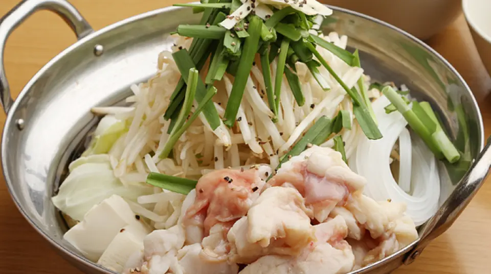 The "Motsunabe" served in the course can be enjoyed with three different soups: salt, soy sauce, or garlic soy sauce. The light salt-based soup allows you to fully enjoy the flavors of the plump motsu and plenty of vegetables. You can also order additional toppings such as vegetables and Maroni for one person. Furthermore, we offer rice porridge and champon noodles for the final course.
