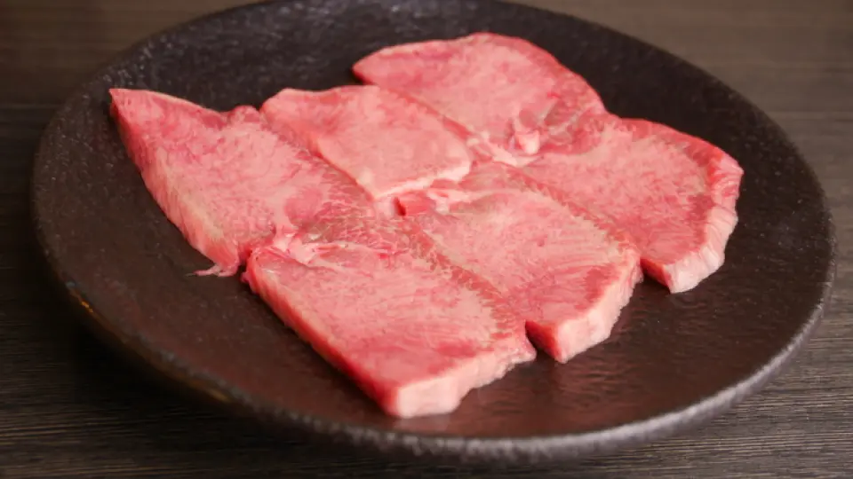 Freshness is key for our Kuroge Wagyu beef! Once you try our exquisite beef, which is delivered directly from our wholesaler, you will be convinced of its deliciousness! Our pride and joy is our [Premium Salted Tongue]! Our "fresh tongue" is purchased raw, never frozen, and is luxuriously cut into thick slices! "Thin tongue is disappointing..." We will perfectly meet your expectations!
