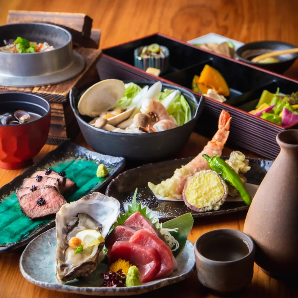 We offer banquet courses starting from 3,500 yen! We also have individual serving courses perfect for entertaining, dining, and celebrations! For an additional 1,500 yen, you can enjoy a full all-you-can-drink plan that includes rare sake! Over 10 carefully selected sake varieties! All-you-can-drink beer, shochu, fruit liquor, and more! Enjoy a luxurious moment soothing your fatigue with plenty of sake and seasonal cuisine...