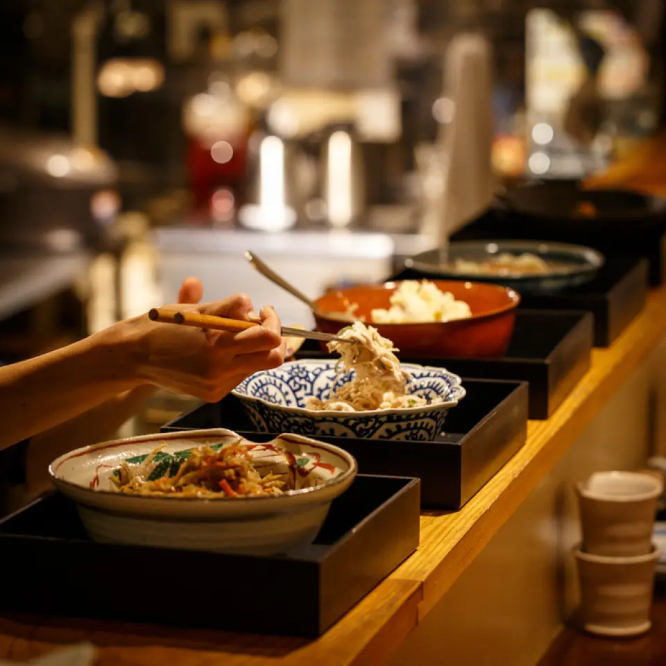 The obanzai dishes lined up on the counter are handmade every day! We also serve sake selected by a professional sake taster. Obanzai is a type of home cooking made in Kyoto homes on an ordinary day. At Misoraya, we are particular about this, and prepare a different obanzai dish every day, one by one, by hand. In this age of abundance, our chef wants you to enjoy truly delicious homemade dishes, so we have prepared a selection of recommended dishes that are full of love.