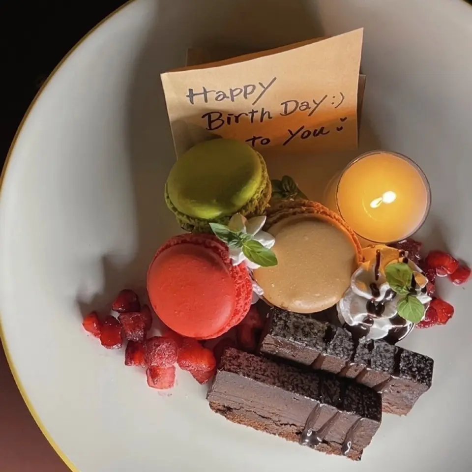 Want to surprise your loved one on their special day? We will liven up the atmosphere with a dessert plate with a heartfelt message to the main character. Come to our restaurant to spend your precious time celebrating important milestones in life, such as birthdays, anniversaries, wedding celebrations, and farewell parties!