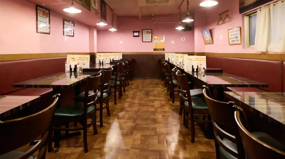 本店位於笹塚站5分鐘路程的便利位置。當你走過狹窄的入口時，你會發現自己進入了一個舒適的空間，氣氛平靜。也可依人數改變餐桌佈置。最多可容納35人的宴會◎無論年齡或性別，從獨自旅行到與朋友一起用餐，再到有孩子的家庭，我們希望您能在各種場合享受您的時光。
