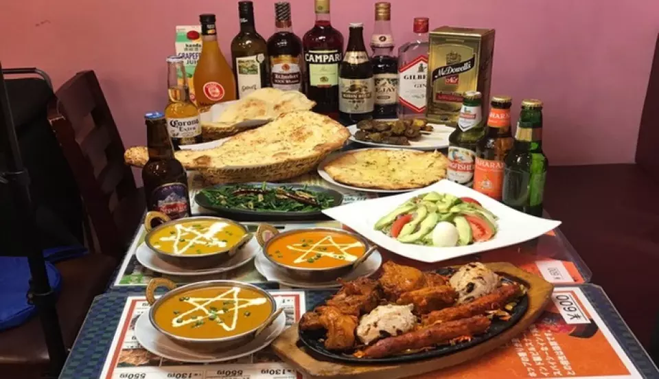 我們還有非常實惠的套餐菜單！從沙拉到下酒的下酒菜、肉類菜餚以及招牌正宗咖哩，菜餚種類豐富。適合2人以上使用，也適合團體聚會、多人宴會。享用美味佳餚和各種飲品，滿足您的心和胃，享受難忘的時光。