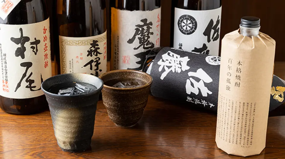 我們提供從日本酒專門公司購買的各種名酒。也備有「澤之井」、「八海山」等全國各地的當地酒，以及「森伊藏」、「佐藤」等稀有品牌的黑酒。高級清酒的陣容會根據庫存而變化，因此無論您來多少次都可以品嚐。請選擇你最喜歡的杯子！