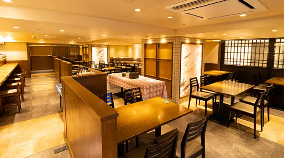 【第7代宇兵衛北町Dining】位於與東京車站八重洲北口直接相連的北町Dining。當你打開門時，你會發現自己身處在一個寬敞舒適的空間。餐廳約有150個餐桌座位。我們還有一間完全私人的房間，最多可容納 20 人。此外，我們的餐廳最多可容納 50 人。大型聚會時請放心使用。我們全體員工將為您提供熱情的接待。