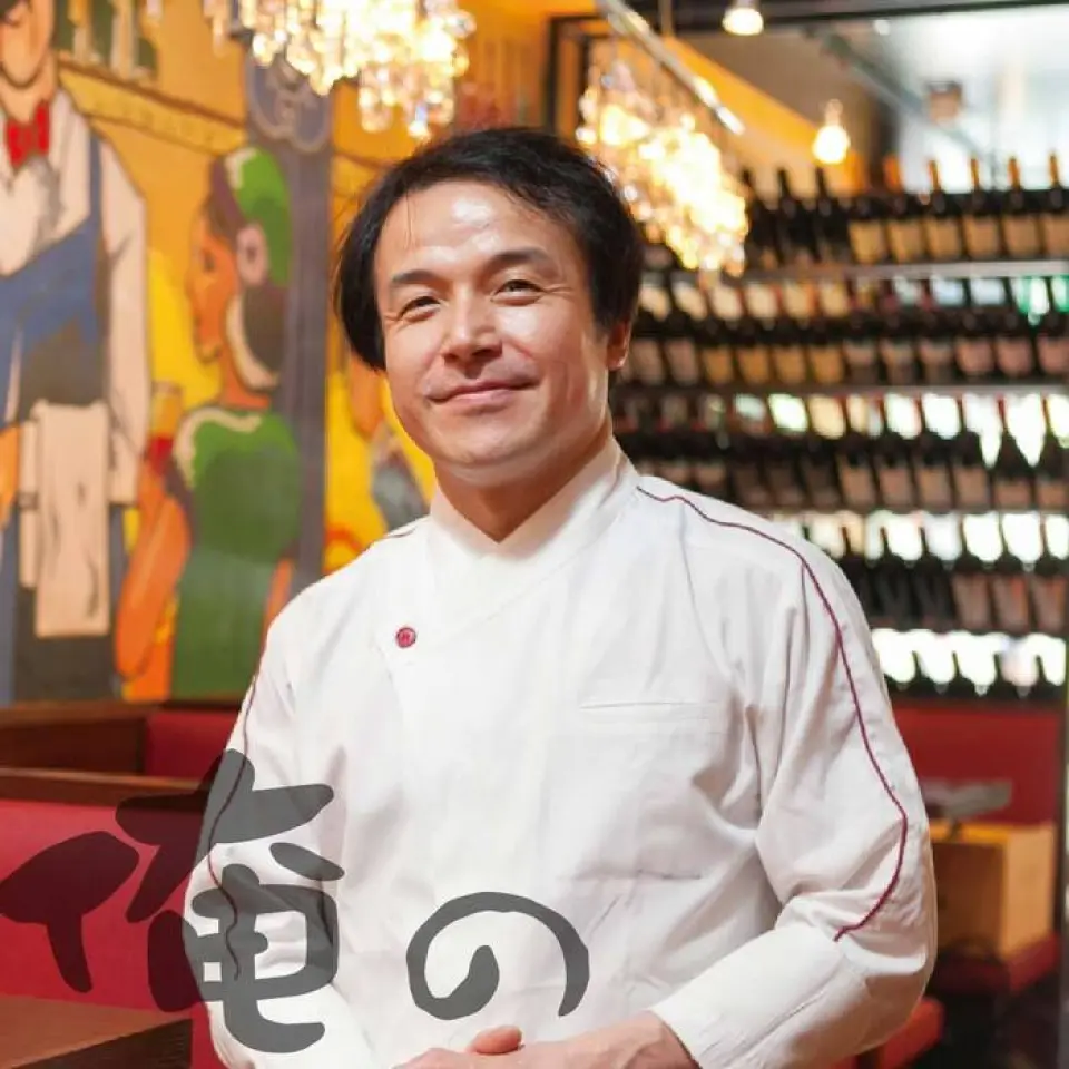 Born in Kobe, Hyogo Prefecture. Trained in Italy from 1993 to 1998 at Antica Osteria Delponte ☆☆☆ and Don Alfonso 1890 ☆☆☆. After returning to Japan, he served as executive chef at Zushi Marina and other restaurants before becoming the Italian executive chef at Ore no Kabushiki Gaisha.