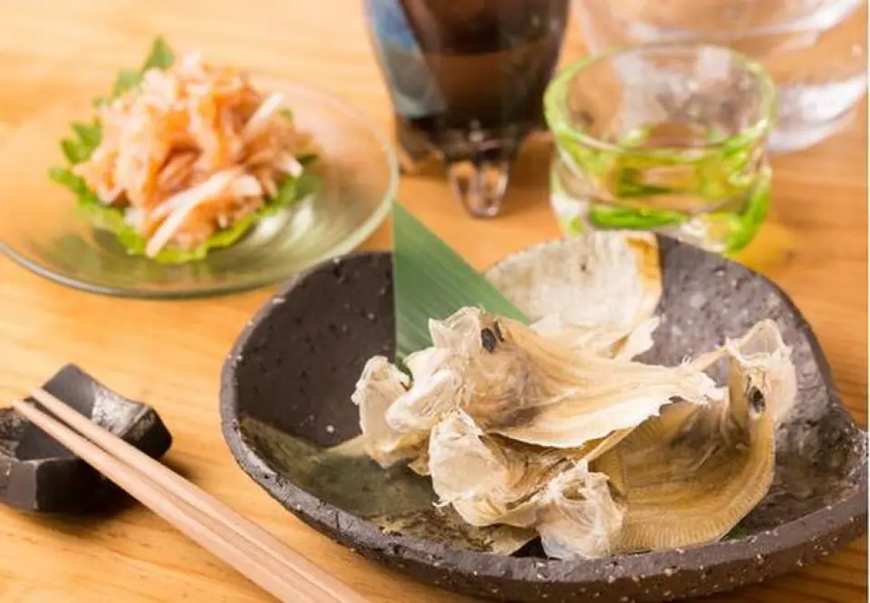 The owner's original menu of snacks, made with ingredients from all over Japan, goes perfectly with alcohol. There are over 30 types of sake and shochu lined up behind the counter, so you can spend a blissful moment with a fine drink in a relaxed atmosphere.
