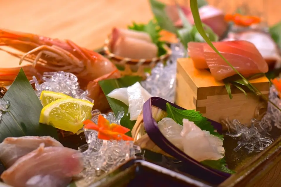 We purchase fish directly from contracted fishing ports before they are sold at the market, so we can offer extremely fresh fish at reasonable prices. We also stock rare fish that are hard to get a taste of, such as "Shin-hata", "Hon-kue", and "Debira-kake".