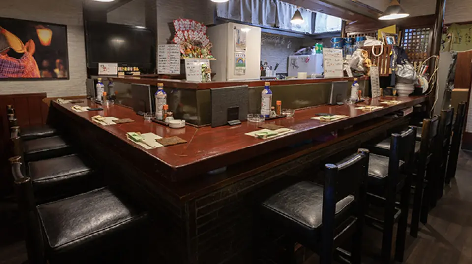 The interior of the restaurant, unified with a Japanese taste, is an adult space where female customers can relax and unwind. Illustrations and photos of the Toyama festival "Kaze no Bon" are displayed on the walls, creating a nostalgic atmosphere amidst the lively atmosphere. There are counter and table seats, so you can enjoy a selection of local sake after work, or sit at a table and enjoy creative cuisine with friends. Large parties and other events are also welcome ◎ Please use it for a variety of occasions.