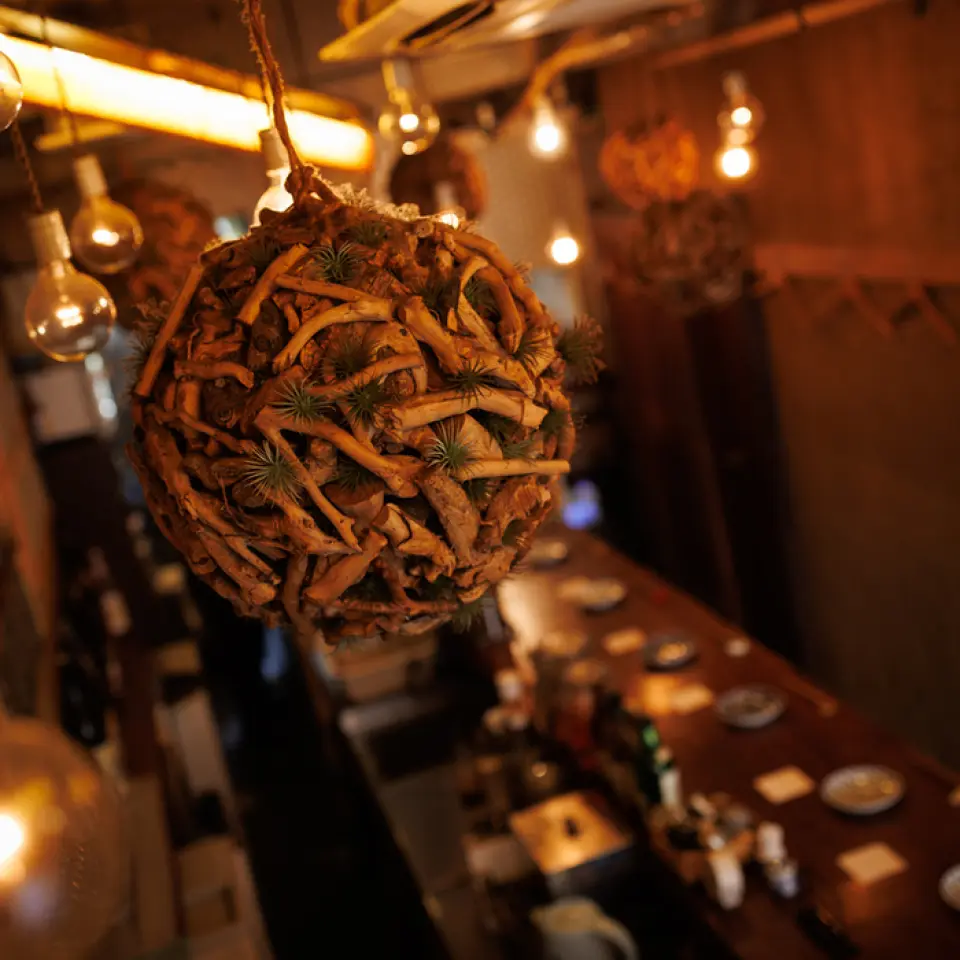 The restaurant mainly has counter seats, but there is also a semi-private room in the back. It is truly a "hideaway for adults" where you can enjoy delicious food and drinks in a relaxed atmosphere.