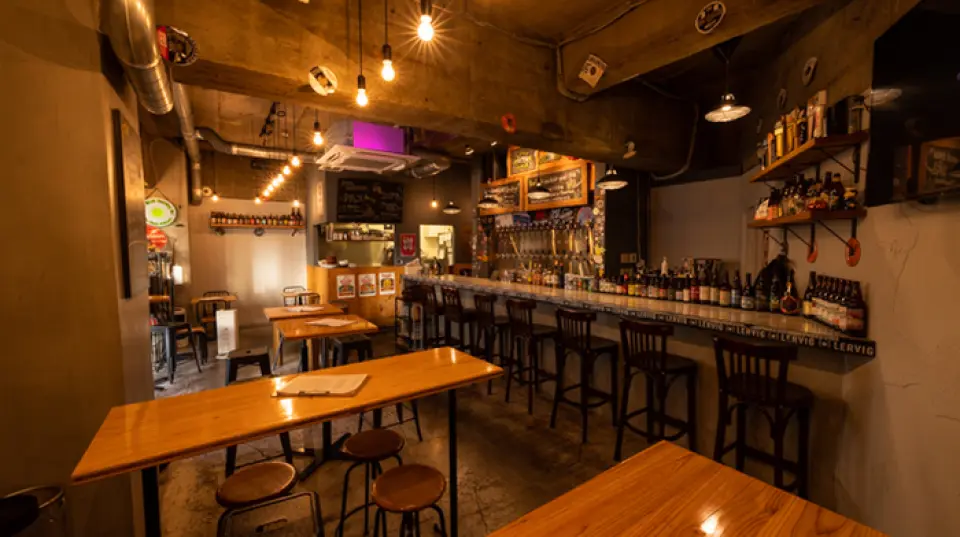 Nhà hàng của chúng tôi nằm cách xa sự ồn ào và náo nhiệt phía trước ga Ikebukuro một chút và giống như nơi ẩn náu của người lớn. Khi mở cánh cửa lớn, bạn sẽ được chào đón bởi một không gian rộng mở, trần cao tràn ngập nhạc rock Mỹ. Có 15 vòi bia đầy phong cách được xếp trên bức tường thép không gỉ ở quầy.◎Bạn có thể ghé qua một mình, cũng như hẹn hò hoặc theo nhóm. Hãy tận hưởng thời gian bên ly rượu trên tay trong bầu không khí đặc trưng của một quán bar kiểu Mỹ.