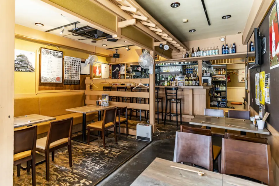 The interior of the restaurant is decorated with a Japanese style interior with a wood grain motif, and although the design is simple, it has a calming feel, making it a comfortable place for both singles and groups. In addition to counter seats and table seats, we also offer fully private rooms with sunken kotatsu tables. The spacious space can accommodate up to seven people, and you can also watch sports on the TV installed in the room. Please use it for various purposes, including private gatherings like this♪