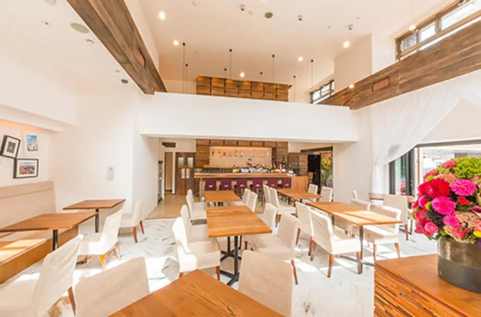 The bright, white-toned interior is an open space with high ceilings. During the day, the large windows let in comfortable sunlight and a breeze, making it feel like you're in a resort restaurant in southern Italy...♪ At night, it transforms into a sophisticated, calm space for adults. The restaurant can be rented out for private parties of 50 to 100 people, making it suitable for a variety of occasions, including weddings, after-parties, post-parties, and buffet parties.