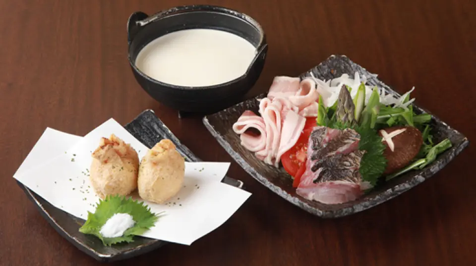 오랜 세월 수련을 거친 셰프가 창조적인 일본 요리에 영혼을 쏟았는데, 술과 잘 어울리는 엄선된 재료와 섬세한 솜씨로 만든 다양한 요리가 특징입니다. 그중에서도 "폭스 크로켓"은 레스토랑이 처음 문을 연 이래로 인기 있는 메뉴입니다. 반죽 대신 튀긴 두부의 바삭한 식감과 내부의 부드러운 식감이 거부할 수 없습니다. 또 다른 시그니처 요리는 독특한 간식 핫팟인 "간장 퐁듀"입니다! 돼지고기, 생선, 야채, 심지어 마지막 요리까지 특별한 간장 기반 수프에 담아 즐기세요.