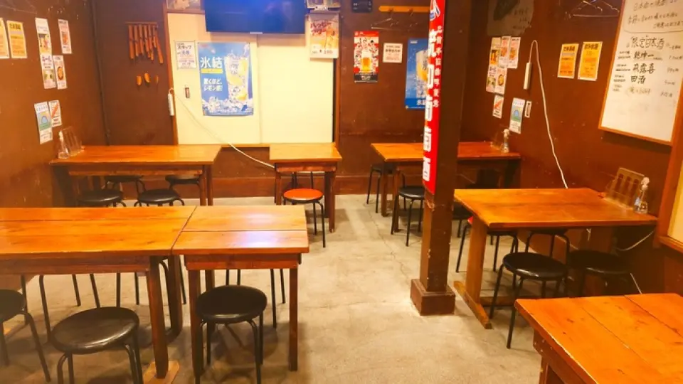 The interior of the restaurant has a good old retro atmosphere that makes you feel at home. This cozy atmosphere is the charm of our restaurant, but we also have a smoking room so that a wide range of people can enjoy it. We have plenty of seating, so we welcome groups! Please feel free to contact us if you would like to reserve the entire restaurant. We have an English menu and staff who can speak English ◎ We also have a vegetarian menu.