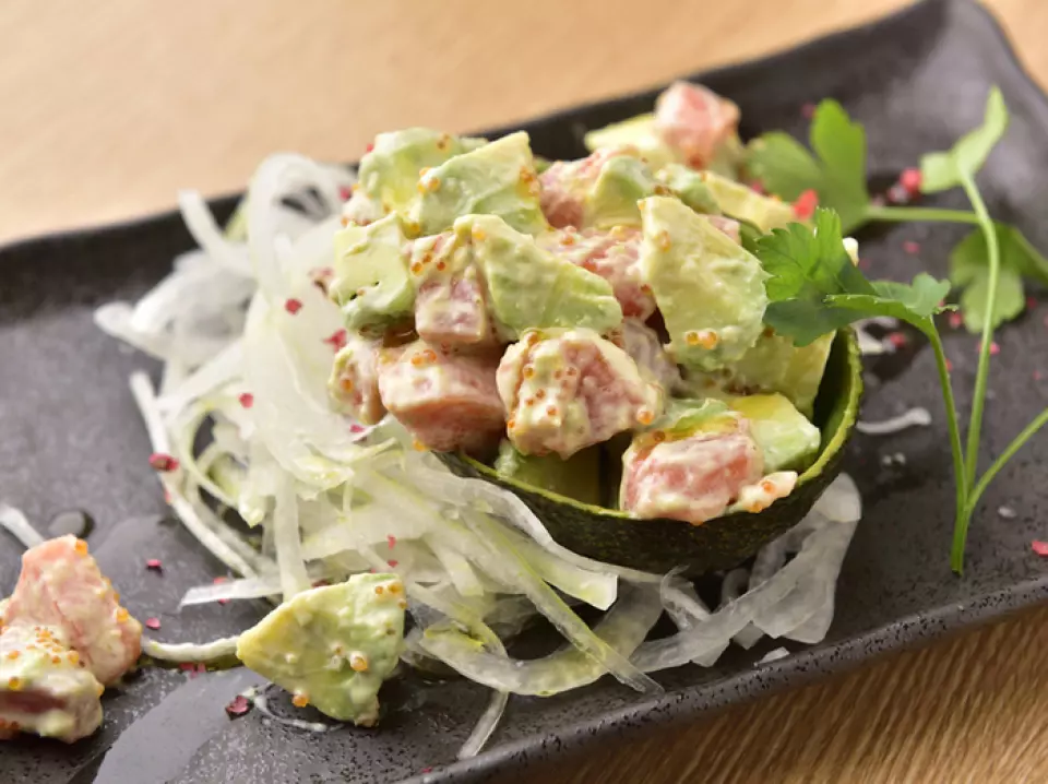 说到炭烤店，你可能会觉得它很男性化，但【KOYOI】有很多炭烤菜单和其他设计看起来很吸引人的菜单项目。店内干净整洁，也推荐作为成年女性的夜晚外出场所。