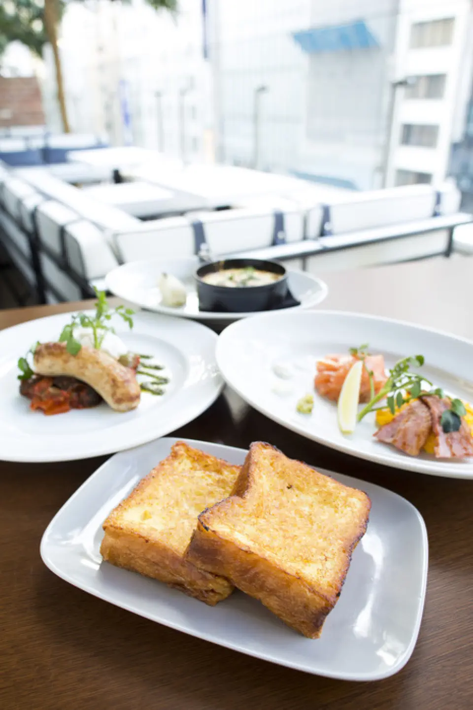 We offer a hearty course meal with a main dish and salad of your choice on the day, as well as "MERCER"'s special brioche French toast. Enjoy a relaxing time on the sofa seats by the windows or on the balcony terrace overlooking Ginza's main street. ⚫︎Brunch course ¥2700 ⚫︎Terrace guaranteed brunch course ¥3700 ⚫︎Window sofa brunch course