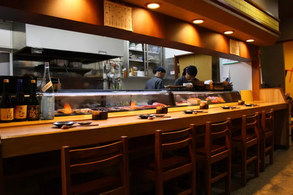 自从我开始做饭已经26年了。店主高桥健一最初在一家高级寿司店工作，他的技艺得到了政治家、商界人士和其他重要人士的认可，他的职业生涯非常成功，以至于他被邀请到首相官邸一名厨师。然而，我们所讲究的是，我们希望人们能够轻松地享受美味的寿司。我们的寿司米、寿司醋、质量、握寿司都是一流的，可与高级餐厅媲美，但价格却很合理。如果您能随意过来吃点东西，我们会很高兴。