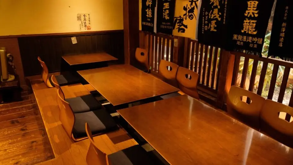 The restaurant has a total of 26 seats and a relaxing atmosphere with a Japanese feel. Seats are available at the counter, tables, and raised areas. The wooden walls of the restaurant are lined with labels of local sake from around the country. It's fun to look around the restaurant while thinking about your next drink, such as "What kind of sake should I have next?" The restaurant is also available for various banquets and drinking parties, where you can relax. Please enjoy your food and drinks at your leisure in a relaxed atmosphere.