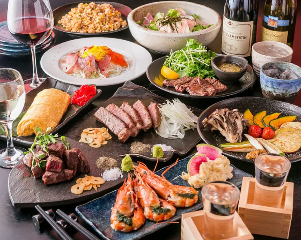 我們提供各種以鐵板料理為主的宴會套餐，包括嚴選的頂級和牛西冷牛排、和牛菲力牛排、羅勒醬蝦、烤時令蔬菜等。非常適合約會、紀念日、娛樂等特殊場合，以及女孩之夜、各種宴會等更豪華的場合。根據要求，我們可以為生日和週年紀念日準備週年紀念盤，費用為 1,000 日元。