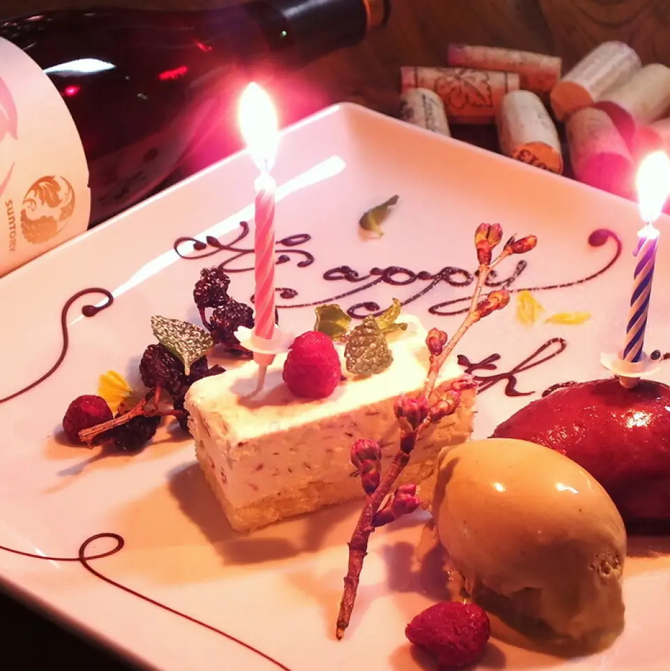 생일과 기념일을 위한 깜짝 선물도 도와드릴 수 있습니다. 마치카도 글라스에서는 맛있는 음식, 맛있는 음료, 멋진 추억을 제공합니다.