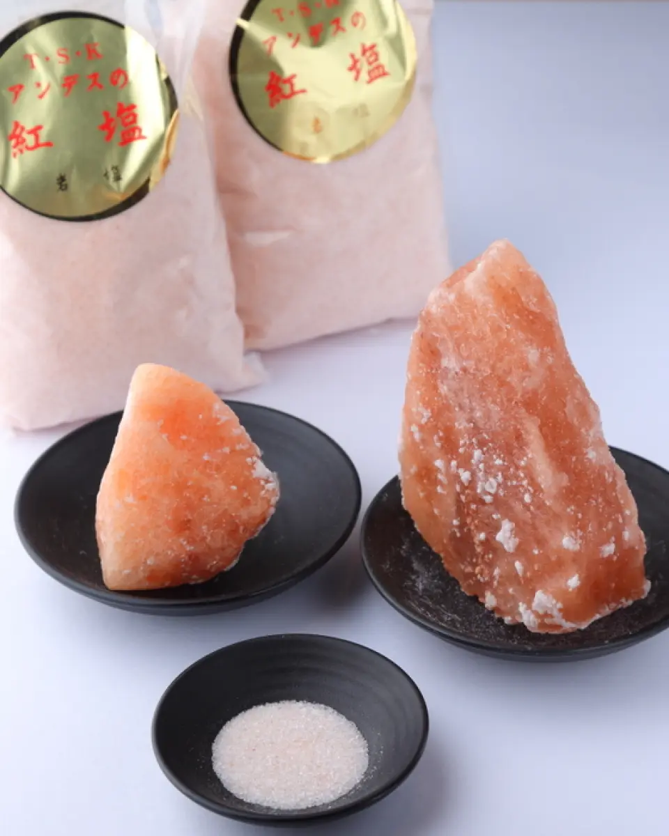 采自安第斯山脉海拔3700m的湖泊，是世界上最不受污染的天然盐。与钠盐不同，它不会影响血压，并且含有全面的烹饪矿物质。天然的盐，能带出食材的最佳风味和肉的最大风味！ *我们使用 100% 安第斯山脉盐。