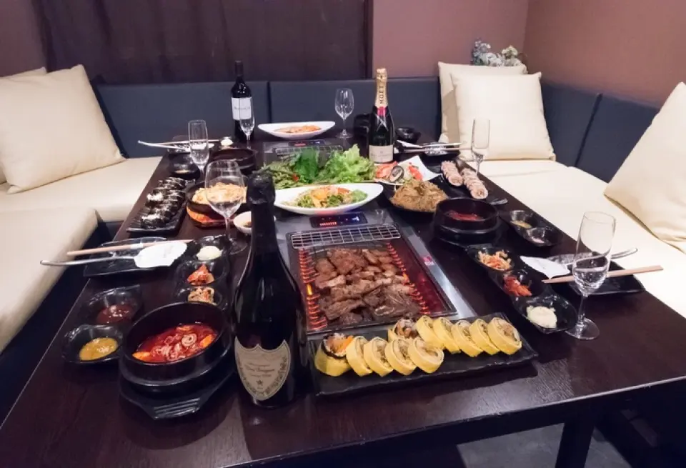 The main dish you can choose from is ✴︎ Iwanaka Pork Samgyeopsal • UFO Cheese Fondue • Chukopse ✴︎ The popular private room course, which includes carefully selected dishes and private room fees, is only ¥1,980 (tax included) ♪ Grilled dishes are cooked in a smoke oven that removes excess fat, so you can dine without worrying about smoke or odors.