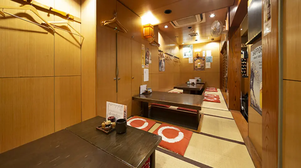 The raised sunken kotatsu seats can accommodate from 4 to 16 people. The spacious layout means you won't have to worry about where to put your luggage, and it's easy to move around, allowing you to sit down and enjoy a relaxed banquet. Delicious yakitori, creative cuisine, and fine alcohol will further enhance the conversation and create a memorable banquet. It's close to the station, so it's also perfect for a quick drink after work. We offer a relaxing time in a cozy hideaway atmosphere.
