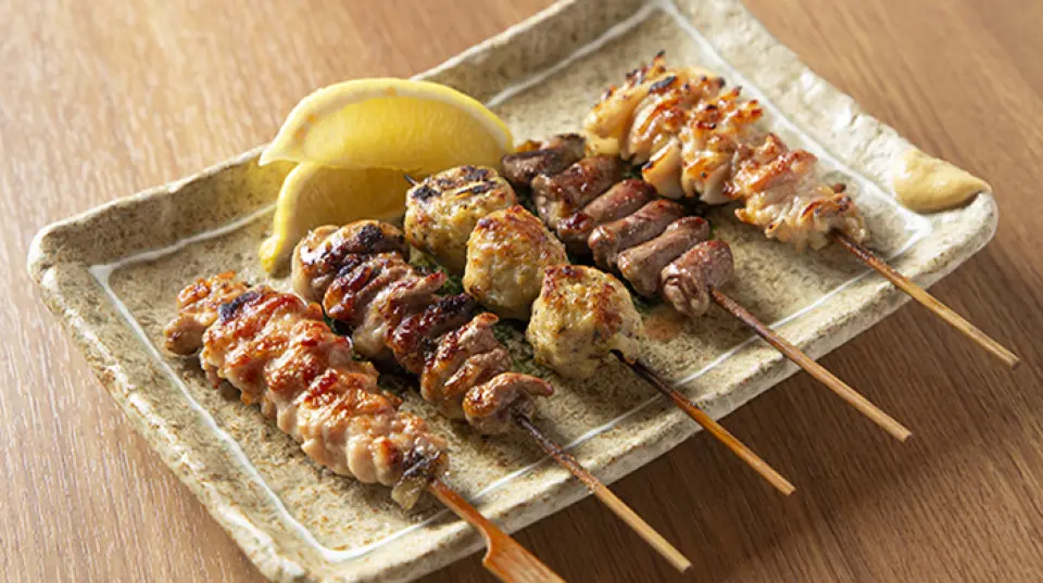 At our restaurant, we kill young chickens caught that morning, and skewer them one by one from lunchtime onwards. We believe that the careful and time-consuming preparation is the secret to our popularity, and so we have carefully selected and offered only the best dishes on our menu since we opened. One of the attractions of our restaurant is that we use reliable techniques to make our dishes delicious and reasonably priced, even though the selling price would rise due to the quality of the ingredients. Please feel free to enjoy our traditional flavors.