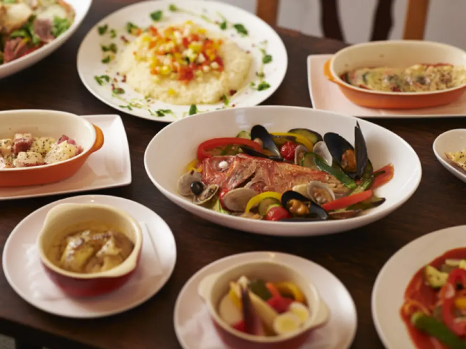 “无限畅饮套餐”包括奶酪、肉、鱼、蔬菜和甜点等严选食材制成的均衡菜肴。令人满意的价格，让您充分享受商店的推荐。详情请参阅课程菜单。