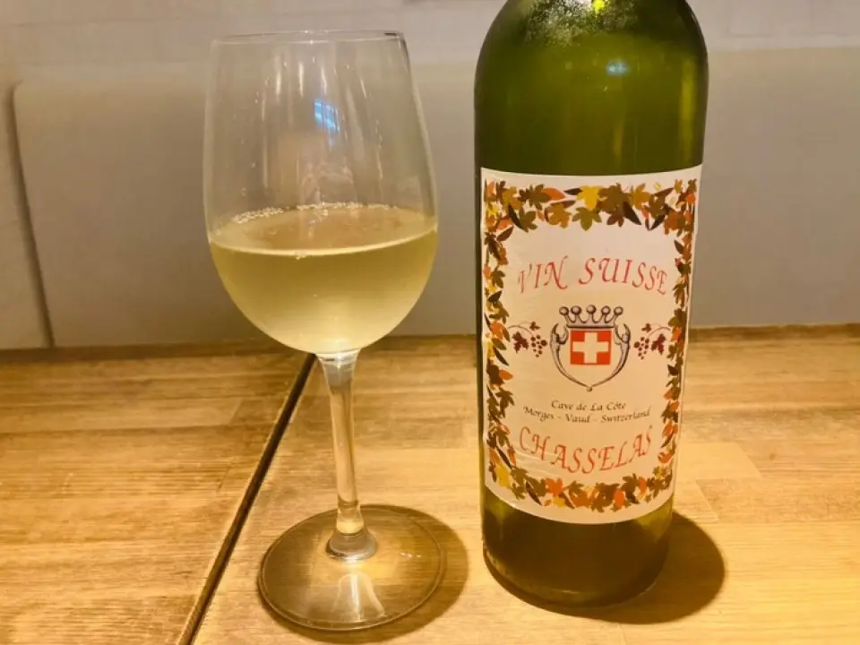 我们选择与奶酪搭配的葡萄酒，包括瑞士夏斯拉葡萄酒、红葡萄酒、白葡萄酒以及起泡酒。除了葡萄酒之外，我们还为女士准备了多种可爱的鸡尾酒和不含酒精的鸡尾酒。享受奶酪和饮料的结合。