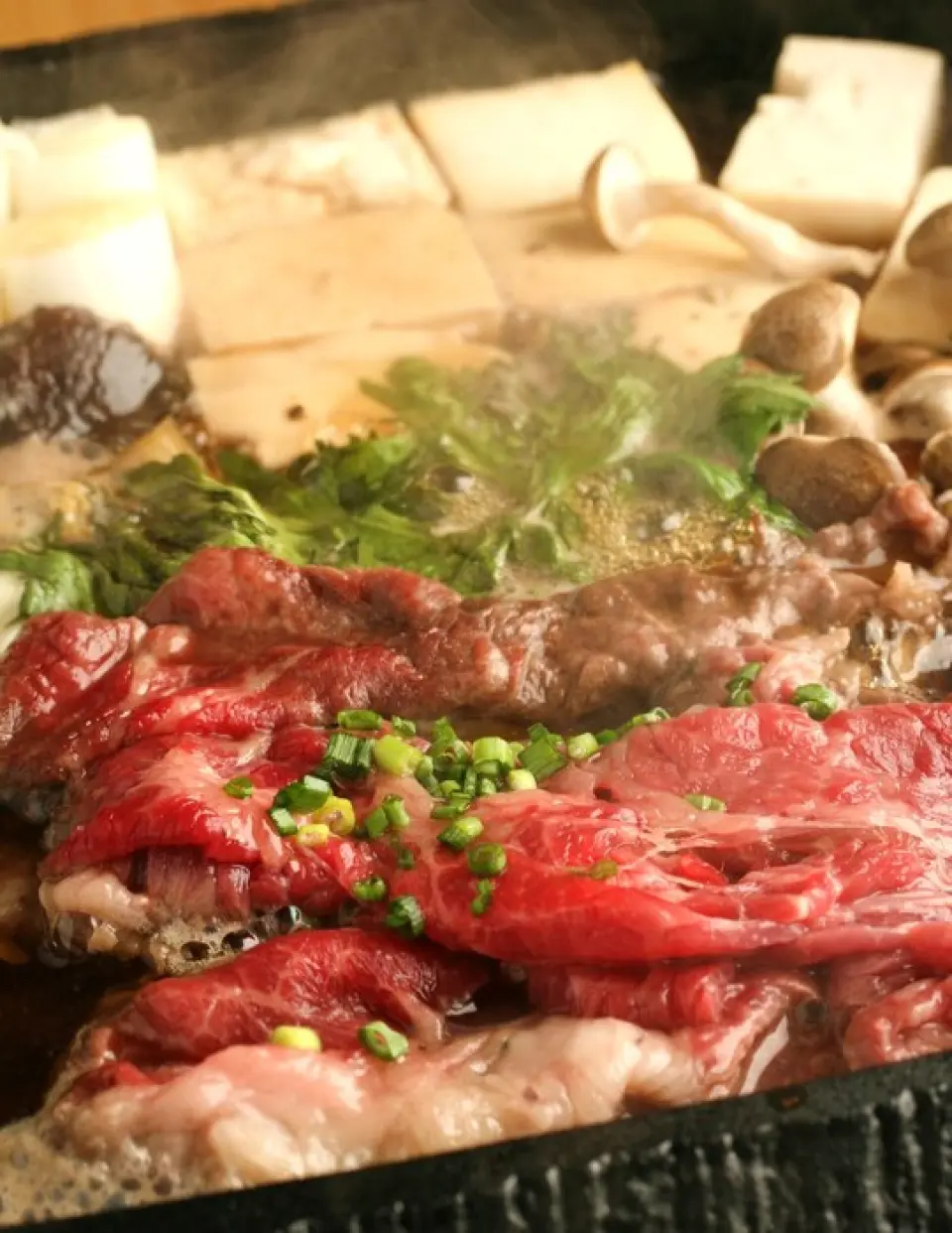 樱花火锅从明治时代就开始食用。无论什么季节，樱锅都很健康，给你体力。在我们的餐厅，我们制作可以生吃的寿喜烧风格的马肉。享受我们独特的味噌混合物的味道！