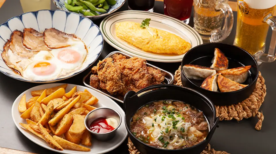 我们还提供拉面店中很少见的包含无限畅饮的三种套餐。 “松套餐”是共计9道菜品的豪华套餐，“竹套餐”是共计8道菜品均衡的推荐套餐，“梅套餐”是推荐套餐是 7 道菜的餐点，可以在休闲宴会上享用。所有套餐每人附送一碗招牌拉面◎可以吃到最后一碗，而且还附赠无限畅饮，太划算了！既然只需要两条面就可以完成，为什么不把它用于第一方和第二方呢？