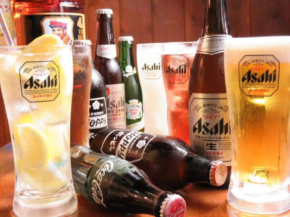 菜單上共有33種飲品，與食物完美搭配。適合烤麵包的啤酒、一直以來很受歡迎的檸檬酸酒、以及適合餃子的高球威士忌☆我們很講究在喉嚨裡留下清爽感覺的強烈碳酸化和上菜的速度！也提供無限暢飲，請隨意享用您最喜歡的飲料。不僅可以享受課程，還可以快速暢飲，請務必光臨。