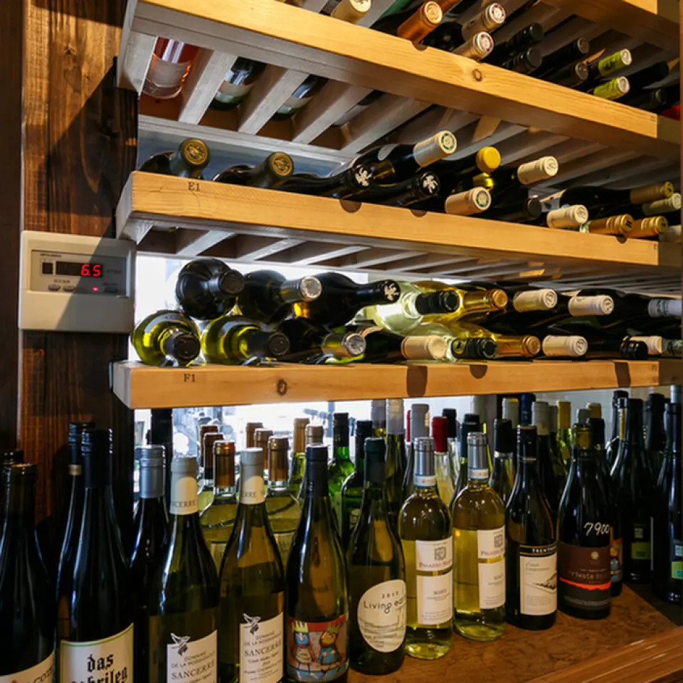 We always have over 120 types of natural wines that go well with oysters, as well as sake and seasonal fruit cocktails. We can also help you choose a wine that suits your taste, so please feel free to ask us.