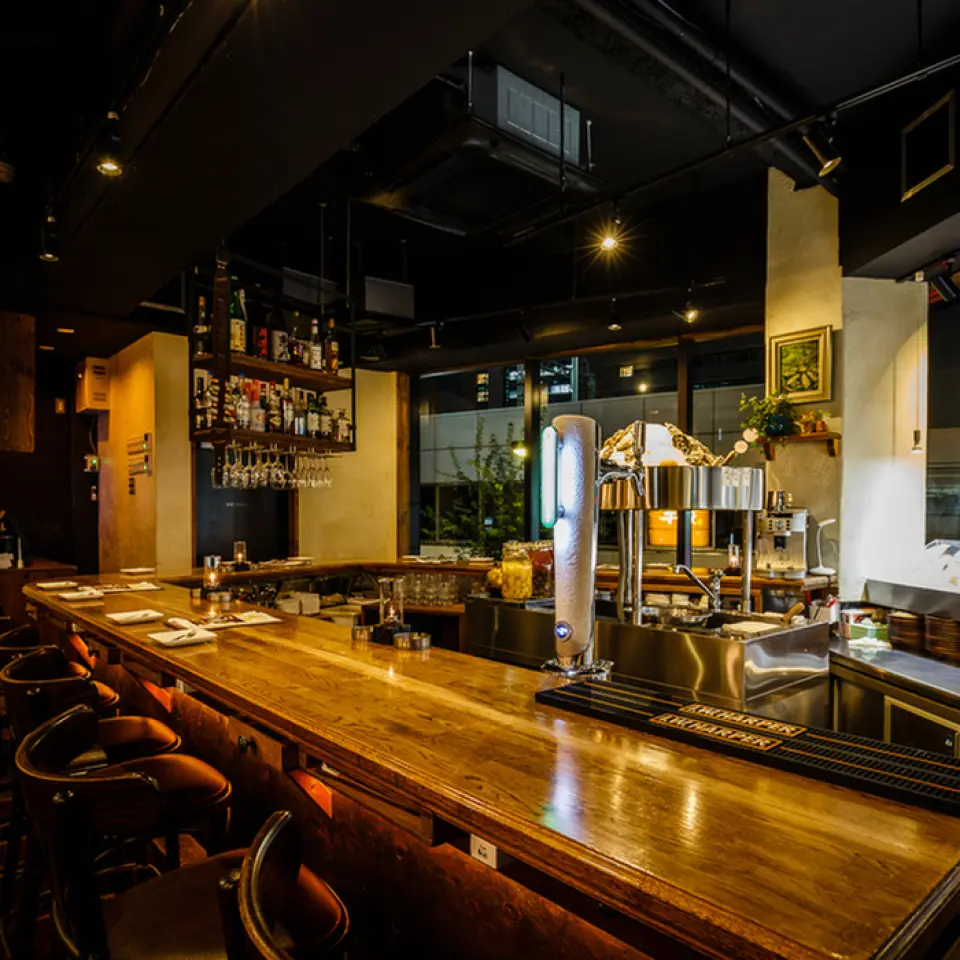 This room can be used for various occasions such as company parties, girls' nights, dates, etc. We also have counter seats where you can enjoy watching the chef shuck oysters right in front of you, and table seats available for groups, so please contact us. Regarding reservations for private rooms, please contact us as soon as possible as they are very popular.