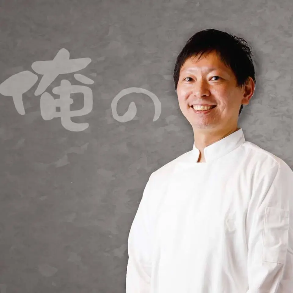 出生於青森縣八戶市。高中畢業後，他在東京的一家酒店學習，然後搬到了西日本。回到日本後，他曾在入選米其林必比登美食家的BARdeESPANAPero和BARdeESPANAMUY擔任主廚。請品嚐主廚 Kasai 以加泰隆尼亞當地美食為中心的特色西班牙美食。