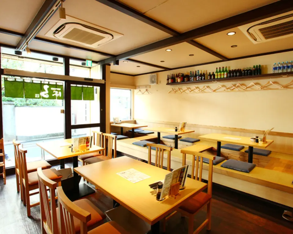 Opened on Tanabata, July 7, 2015, Shokuraku Sakaba Jibaru is an izakaya in Takenotsuka that specializes in sake and smoked food, aiming to be a warm space and restaurant that is loved by the local community. For parties, we offer sunken kotatsu seating and table seating where you don't have to take off your shoes, which is popular during the cold season, and can be rented out for up to 50 people! We aim to be a space where fun comes first, rather than delicious food!