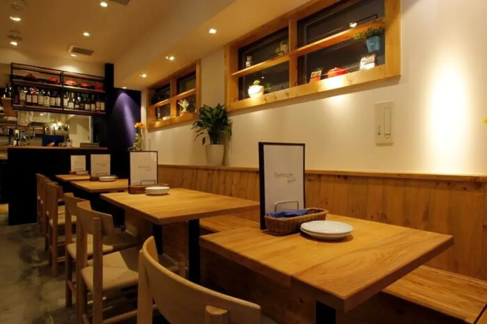 The four-person table seats are separated by partitions, and the tables are arranged with plenty of space between the seats, so you can enjoy your meal in peace. Enjoy oysters and wine in a relaxed, wooden atmosphere. We also have semi-private rooms for up to 12 people, floor space that is perfect for solo diners, and private rooms for up to 30 people. Please use them according to your needs.