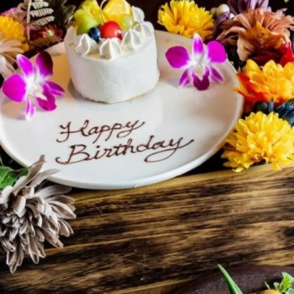 Celebrate anniversaries and birthdays with a whole cake decorated in a flower box. Of course, you can also add a message! Book now for a plan that will create an unforgettable day.