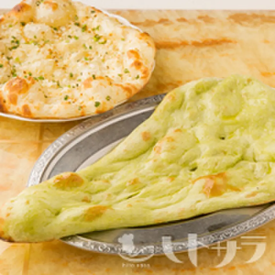 所有馕都是用國產小麥製成的。此外，我們也特別注重使用據說在餐廳很難處理的「天然酵母」。此外，我們也提供不使用雞蛋或牛奶的「小松純素馕」。即使您是完全素食主義者，也請嘗試一下。