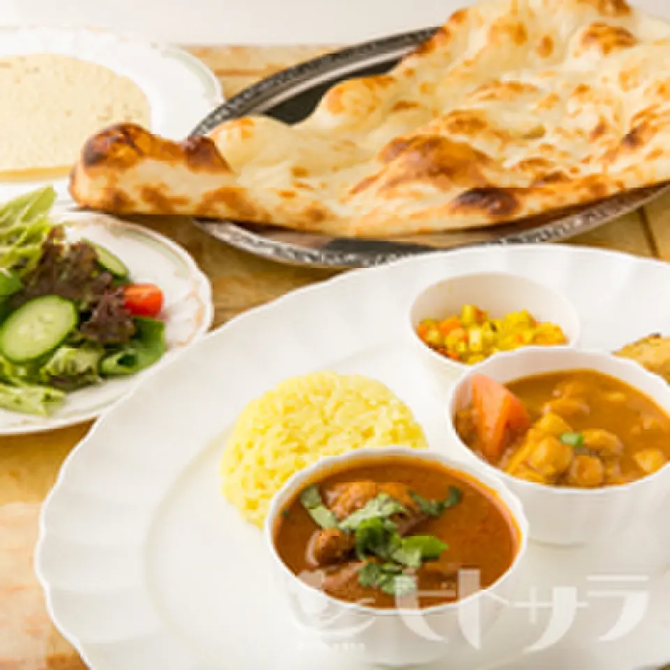 19種咖哩，品種豐富，營養豐富，以蔬菜為主料。蔬菜根據季節從我們自己的農場運送。在山梨縣、蓼科縣、南房總縣，我們使用完全無農藥的有機肥料種植符合氣候的蔬菜。享受帶有泥土香氣的蔬菜。