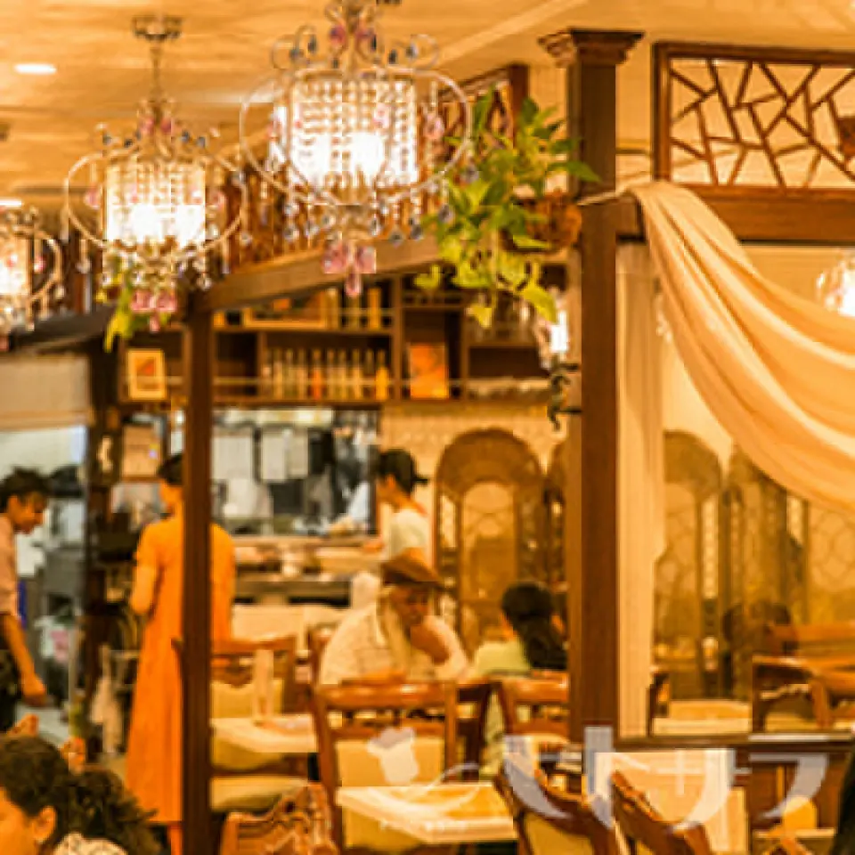 店內的裝潢非常安靜，讓人忘記自己是在澀谷。寬敞的大理石桌、橡木風格的椅子以及由柱子隔開的空間。以印度進口的寶石沙畫和可愛的吊燈裝飾，營造出舒適輕鬆的空間。