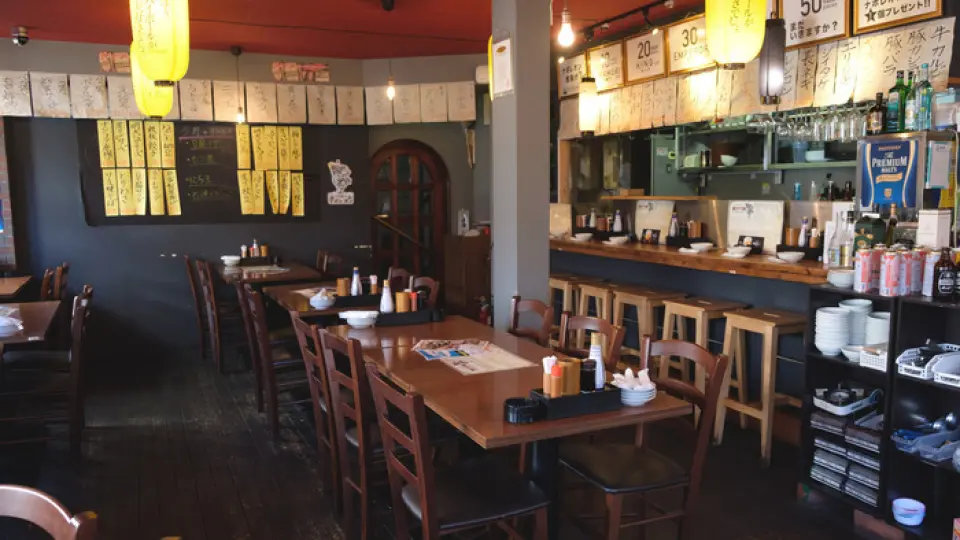 The restaurant has a total of 40 seats and a friendly atmosphere! It is a lively and lively space every night. There are two types of seats: counter and table seats. It is a convenient restaurant where you can have a quick drink by yourself or have a fun drink with friends! We also accept reservations for the entire restaurant! We can accommodate up to 45 people, so please feel free to contact us if you would like to use it as a group!