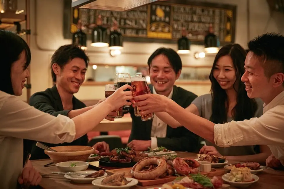 僅限週一至週四的平日提供4,000日圓、5,000日圓、6,000日圓的無限暢飲套餐！這是含稅的完美價格，因此非常適合分攤帳單！詳情請參閱菜單→課程！