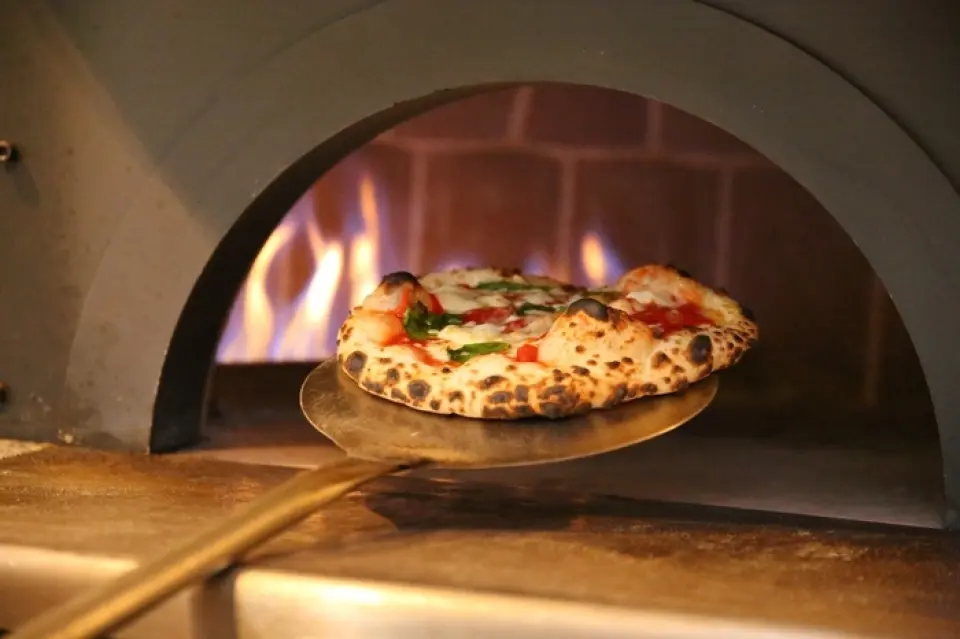 Our proud Neapolitan pizza is made by rolling out the dough after receiving your order and baking it in a high-temperature stone oven for about 70 seconds. The dough is baked while retaining its moisture, making it fragrant and chewy. Sharing different types of pizza with everyone is sure to double the deliciousness and fun! The stone oven is installed at the entrance of the store, so you can enjoy the live feeling of the process from shaping to baking! The dough is left to rest overnight and matured at the right temperature, which enhances the flavor and gives it a fluffy and chewy texture.